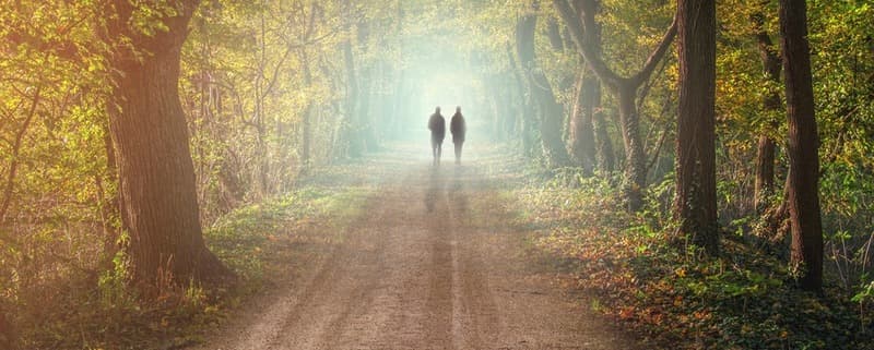 Couple marchant vers la lumière