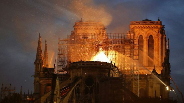 après un violent incendie, la flèche de la cathédrale notre-dame et sa toiture se sont éffondrées
